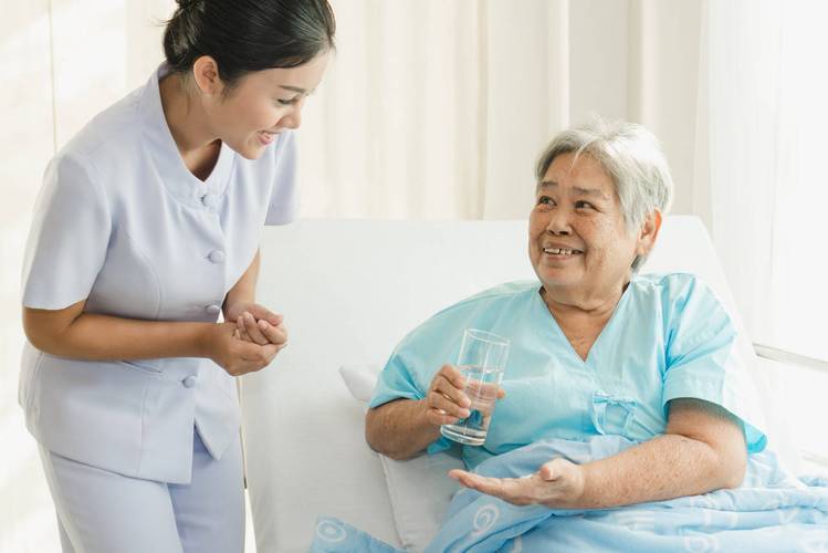 护工与老人建立了深厚情感但专业不足该如何权衡