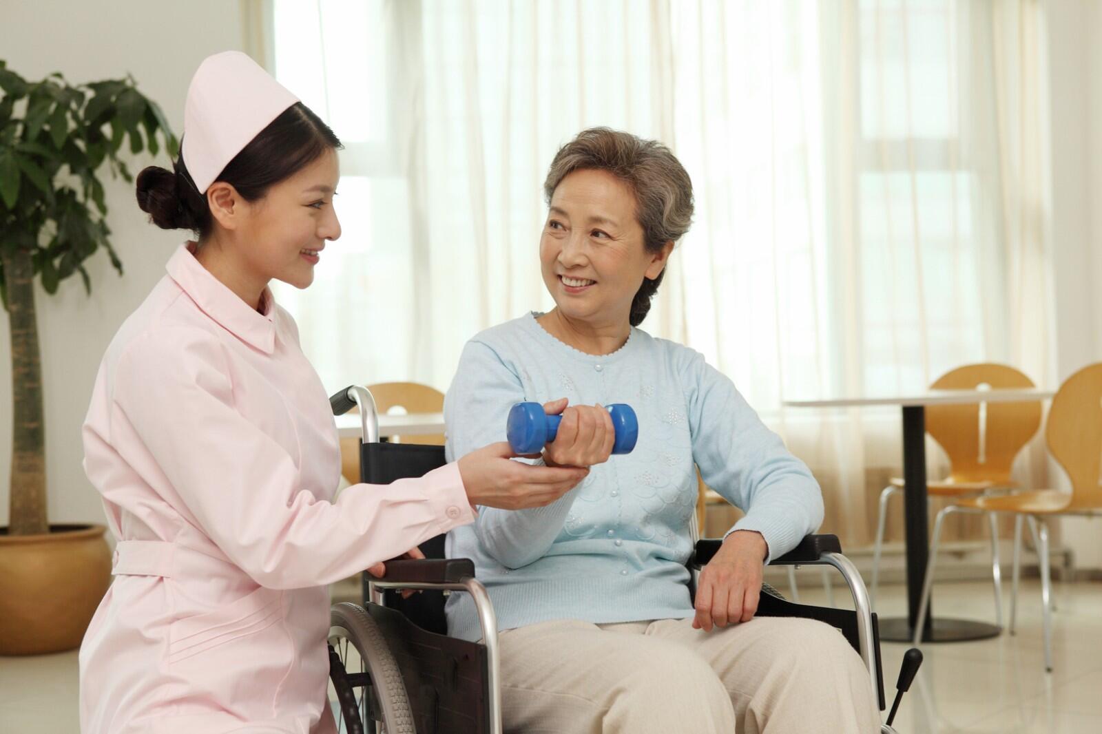 对养老机构护工不满意能换责任护工吗？