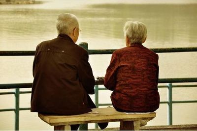  老人越来越对年龄增长感到恐惧，如何缓解？