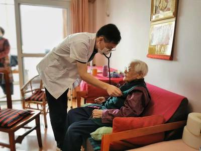 居家如何监测老人的心肺功能？